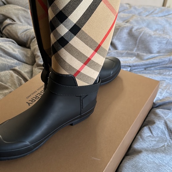 Authentic Burberry rain boots for sale US women’s size 10 - Picture 3 of 5